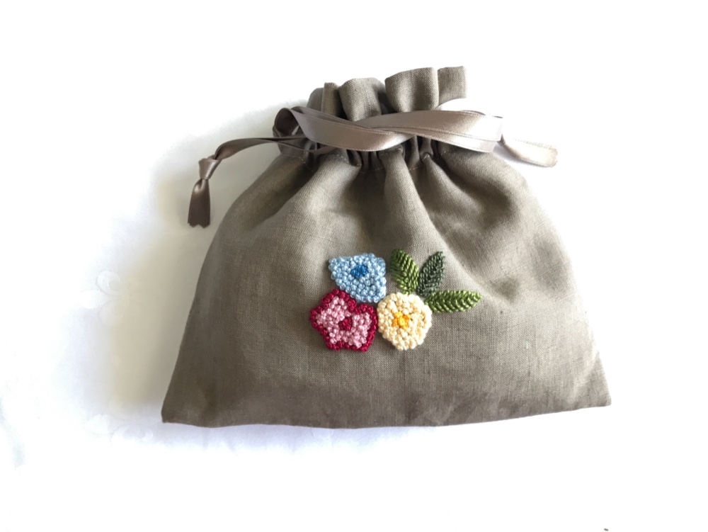 【No.245】うさぎと花の刺繍巾着袋 Amazon.co.jp: 井澤屋 ちりめん刺繍巾着袋「卯（うさぎ） : おもちゃ