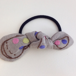 なまずむすび刺繍ヘアゴム(ナチュラル) 1枚目の画像