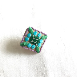 宝石刺繍のブローチ(リネン四角) 1枚目の画像