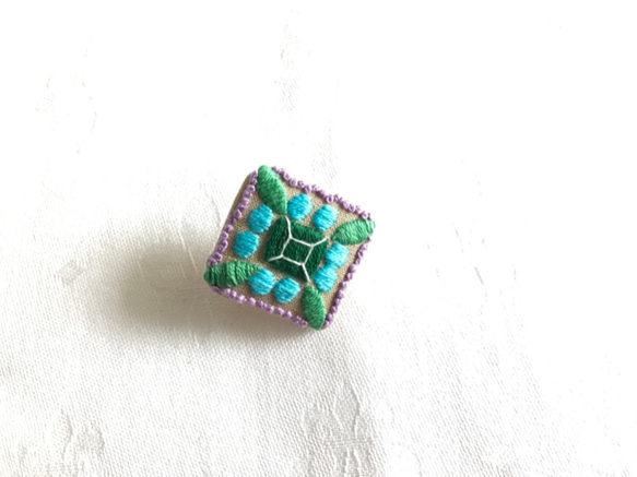 宝石刺繍のブローチ(リネン四角) 1枚目の画像