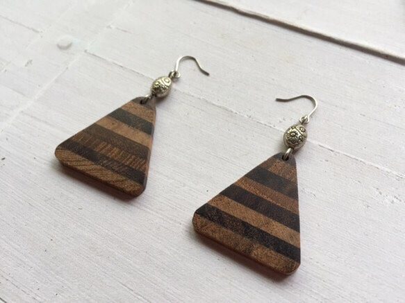 Wood Triangle  ピアス 2枚目の画像