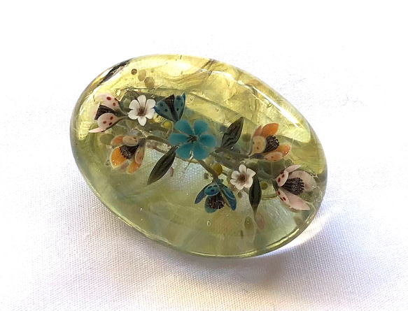 水玉の花のガラスブローチ(とんぼ玉) 1枚目の画像