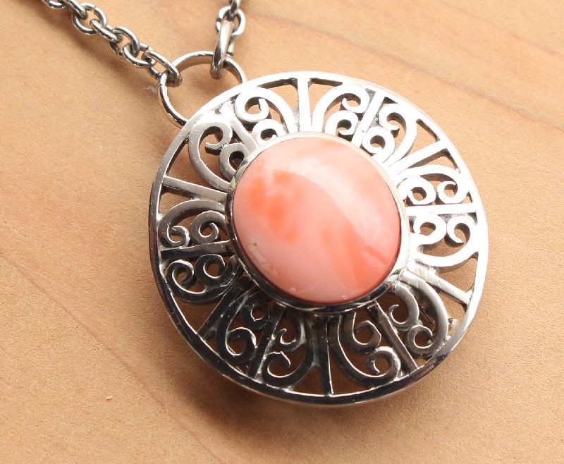 珊瑚をあしらったサンプラのネックレス2