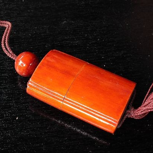 アンティーク赤い漆器の印籠