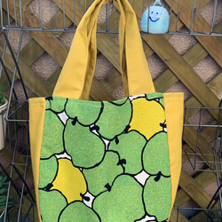 花柄グラニートートバッグ デイジーモチーフの花柄グラニースクエアバッグ/1点もの トートバッグ