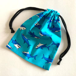 サメ柄の巾着袋(S)22×17＊ブルー 1枚目の画像