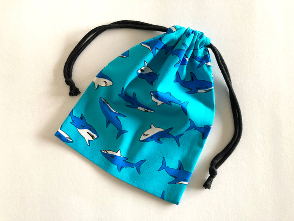 サメ柄の巾着袋(S)22×17＊ブルー 1枚目の画像