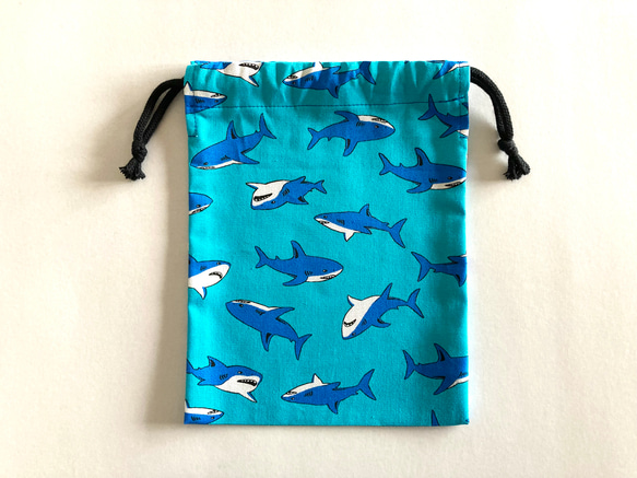 サメ柄の巾着袋(S)22×17＊ブルー 2枚目の画像