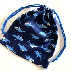 サメ柄の巾着袋(M)27×24＊ネイビー 1枚目の画像