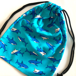 サメ柄の巾着袋(L)34×27＊ブルー 1枚目の画像