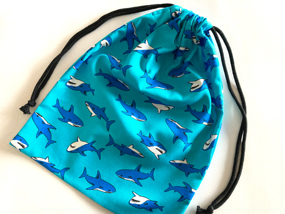 サメ柄の巾着袋(L)34×27＊ブルー 1枚目の画像