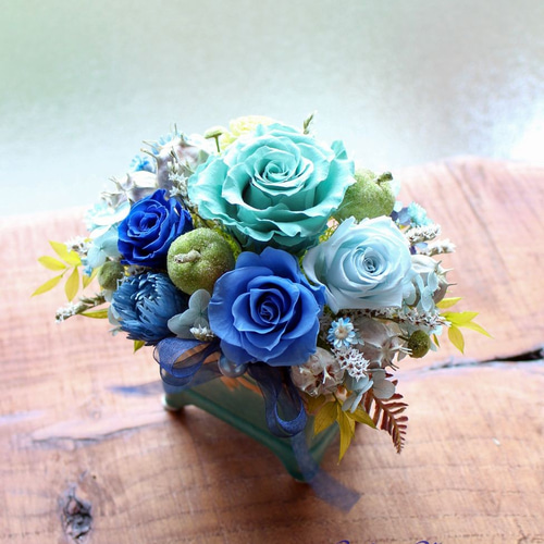 ロビン エメラルドグリーンのプリザーブドフラワーアレンジメント お