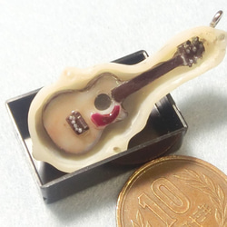レジン樹脂を使用したミニチュアのギター 1枚目の画像