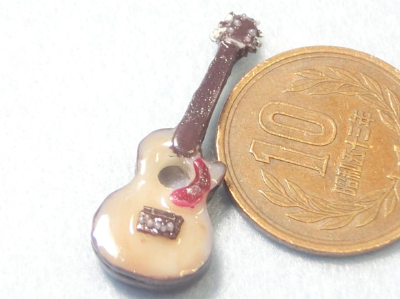 レジン樹脂を使用したミニチュアのギター 2枚目の画像