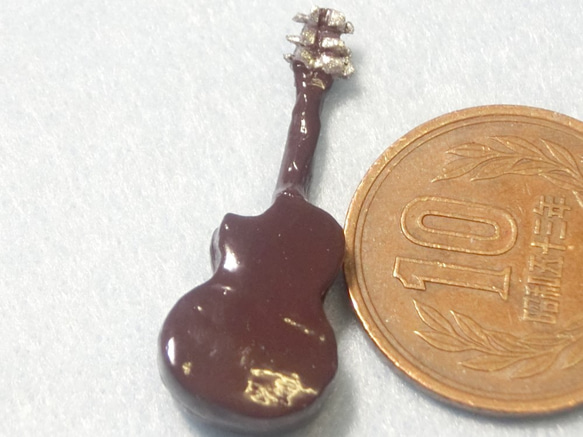レジン樹脂を使用したミニチュアのギター 3枚目の画像