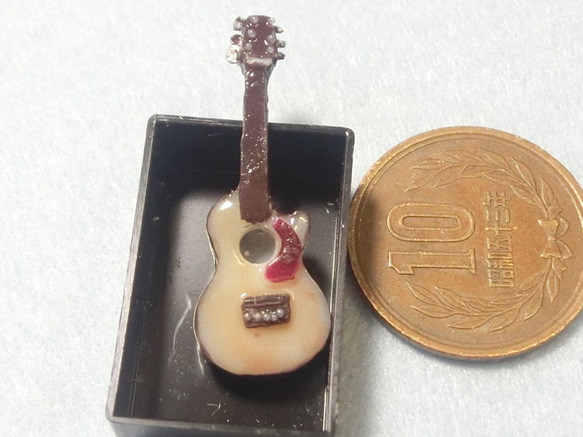 レジン樹脂を使用したミニチュアのギター 4枚目の画像