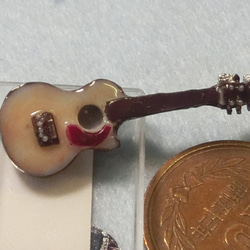 レジン樹脂を使用したミニチュアのギター 5枚目の画像