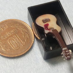 レジン樹脂を使用したミニチュアのギター 8枚目の画像