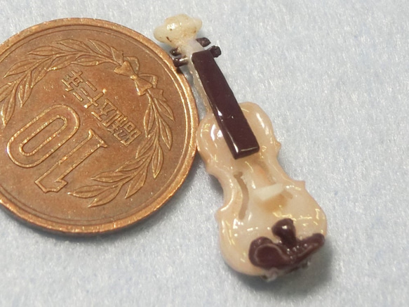 レジン樹脂によるミニチュアのバイオリン　2 2枚目の画像