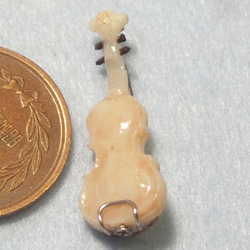 レジン樹脂によるミニチュアのバイオリン　2 4枚目の画像