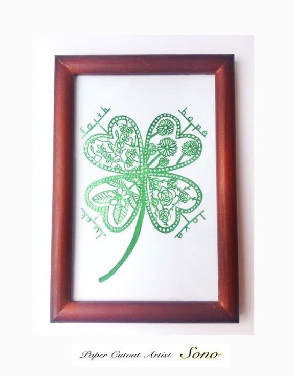 【タイムセール！】 切り絵 幸せな四葉のクローバー 黄緑 【額つき】 ギフト 切り絵