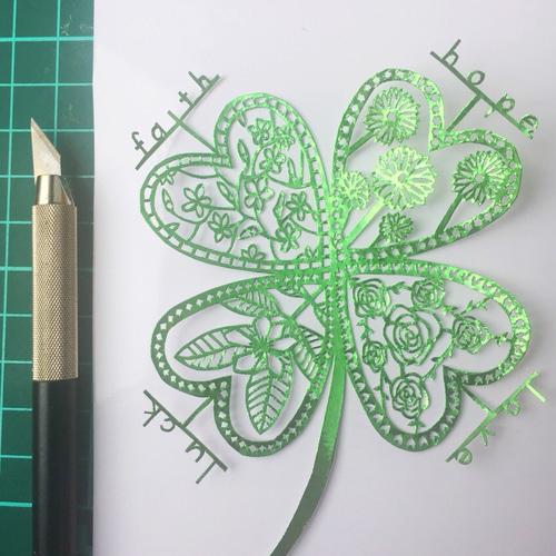 切り絵 幸せな四葉のクローバー 黄緑 【額つき】 名前・文字入れ