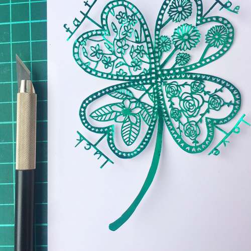 切り絵 幸せな四つ葉のクローバー 緑 【額つき】 ギフト