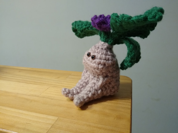 座るマンドラゴラ あみぐるみ（ナス科？ マンドレイク？）【定形外送料