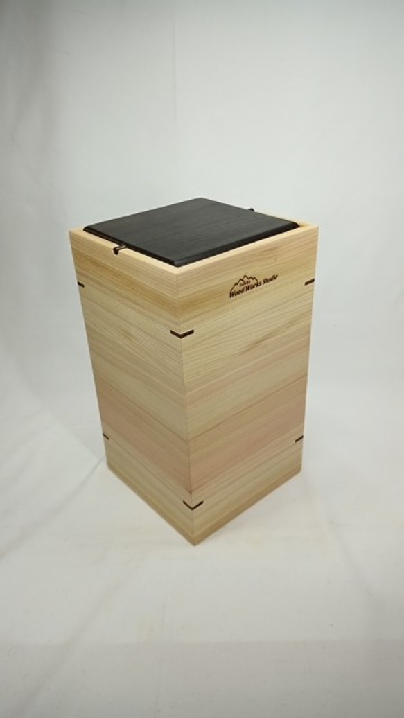 木製　ヒノキのスイングタイプのゴミ箱　 3枚目の画像