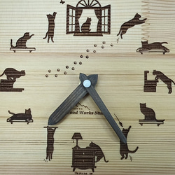 木製　イタズラ好きのネコちゃん壁掛け時計　 2枚目の画像