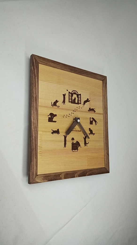 木製　イタズラ好きのネコちゃん壁掛け時計　 6枚目の画像