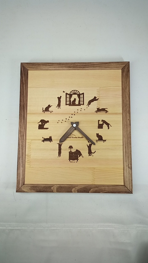 木製　イタズラ好きのネコちゃん壁掛け時計　 1枚目の画像