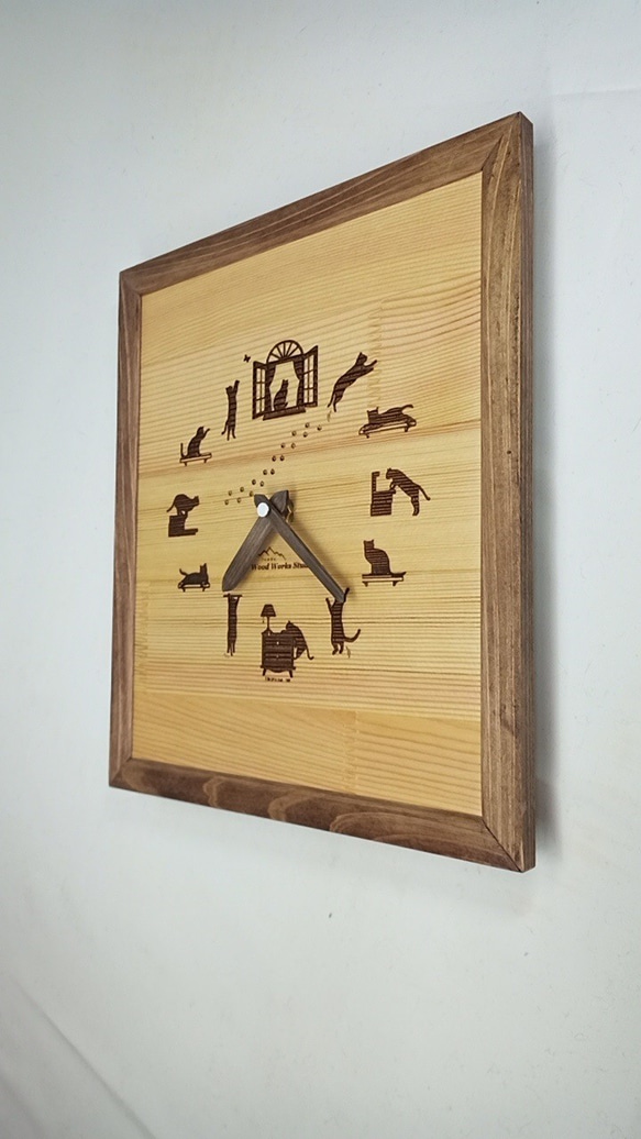 木製　イタズラ好きのネコちゃん壁掛け時計　 3枚目の画像