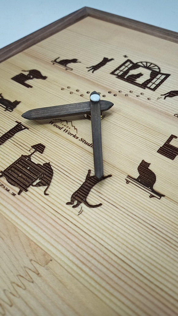 木製　イタズラ好きのネコちゃん壁掛け時計　 4枚目の画像