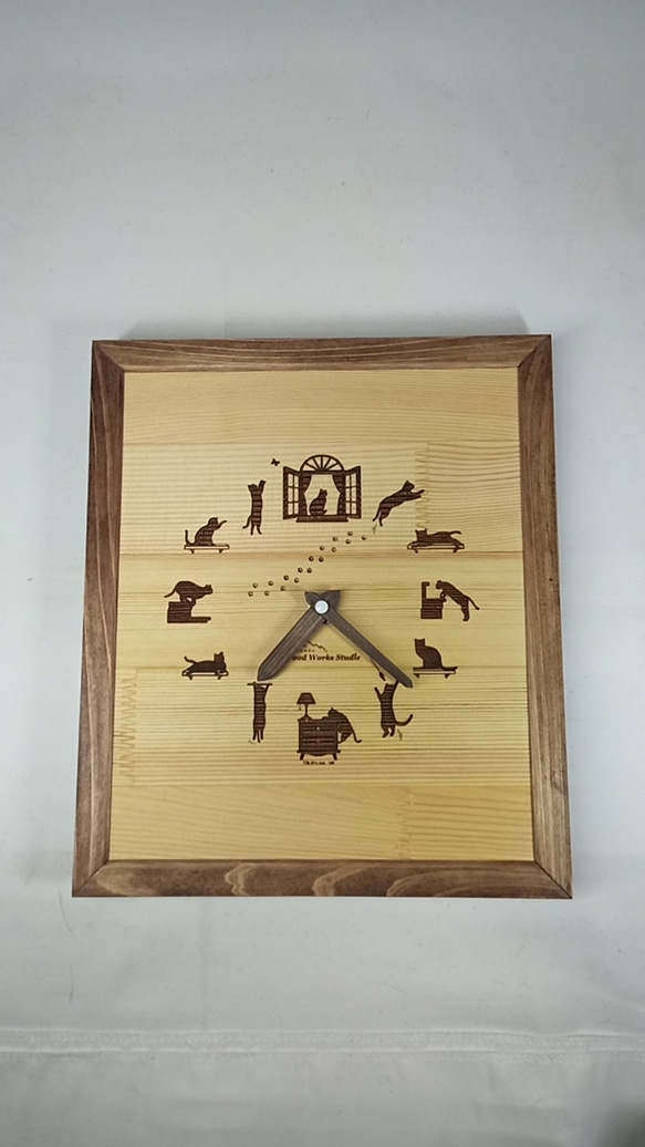 木製　イタズラ好きのネコちゃん壁掛け時計　 5枚目の画像