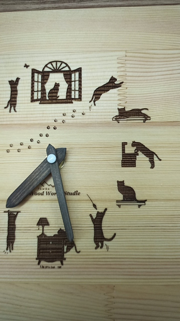 木製　イタズラ好きのネコちゃん壁掛け時計　 9枚目の画像