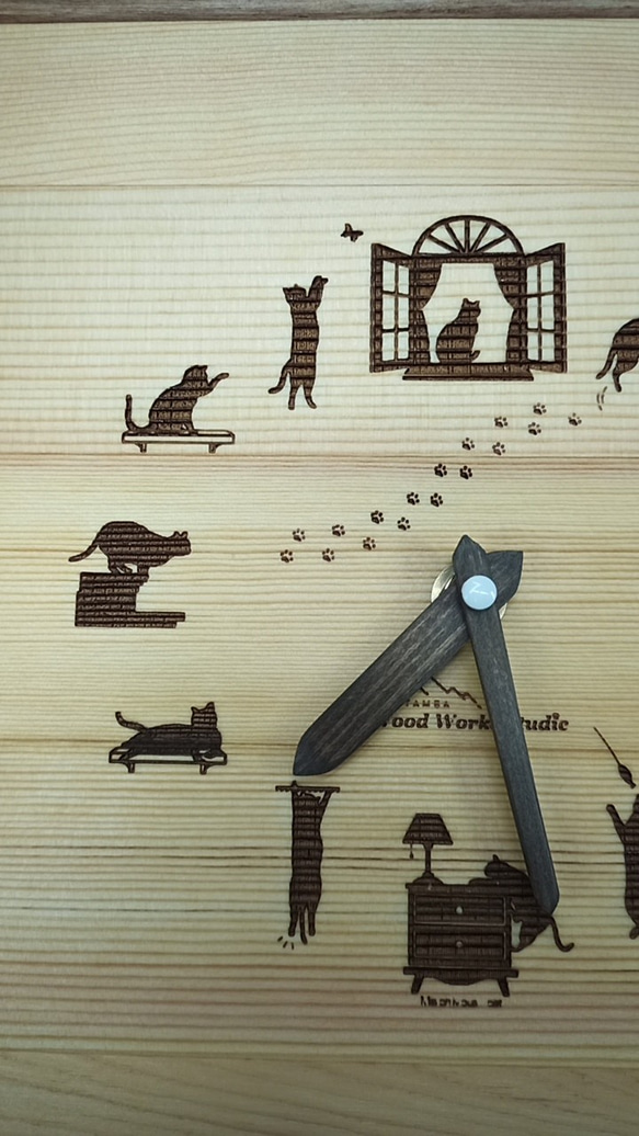 木製　イタズラ好きのネコちゃん壁掛け時計　 10枚目の画像