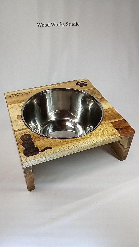 木製　中型犬用　フードテーブル　（名入れサービス） 1枚目の画像