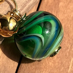 緑と青が美しいガラス玉根付　 1枚目の画像