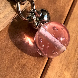 透明ピンクの小さなガラス玉根付　 1枚目の画像