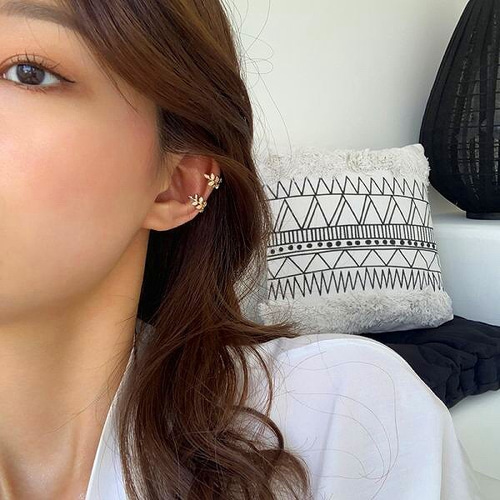 【着用3回】Rene♡ルネ　リーフピアス　月桂樹モチーフ　スワロフスキー 着用3回】Rene♡ルネ リーフピアス 月桂樹モチーフ