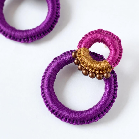 overlap purple パープル　フューシャピンク　リング　大ぶり　ビーズ刺繍 ファー 金属アレルギー対応 3枚目の画像