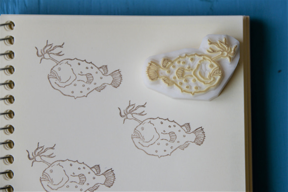【受注生産】深海魚・チョウチンアンコウの消しゴムはんこ 2枚目の画像
