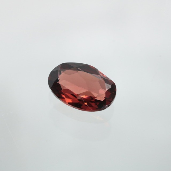 天然ロードライトガーネット 欠けあり 0.488ct ルース オーバルミックスカット 宝石鑑別書付き（中央宝石研究所） 1枚目の画像