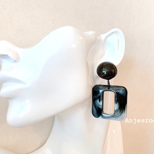 揺れる ブラック マーブル ピアス ピアス（スタッド・一粒） anjesroom 