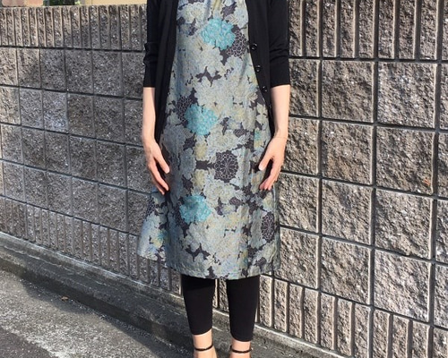 着物リメイク フレンチスリーブのフレアワンピース 着物リメイクフレンチスリーブワンピース/黒地・花柄 ワンピース