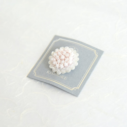 小さな花のまんまるブーケ ビーズ刺繍ブローチ（ピンク） 2枚目の画像