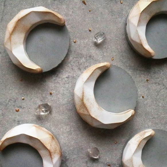 【ギフトに人気】michikake moon stone | 三日月のアロマストーン 2枚目の画像