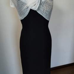 夏糸、綿ストローヤーンで編みました、涼しそうな、大判スカーフです。 2枚目の画像