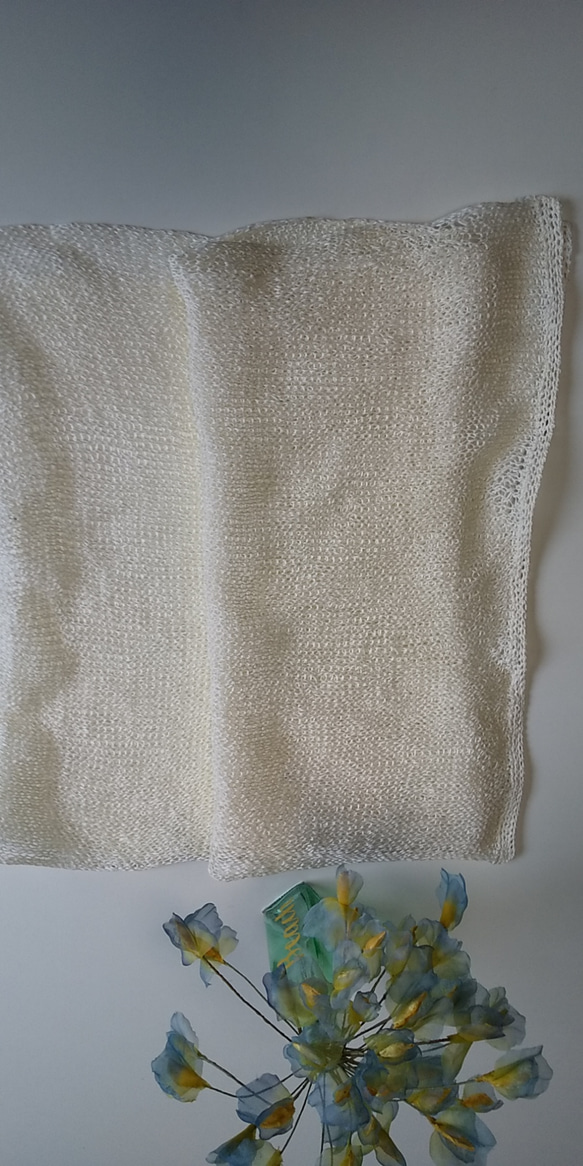 夏糸、綿ストローヤーンで編みました、涼しそうな、大判スカーフです。 4枚目の画像